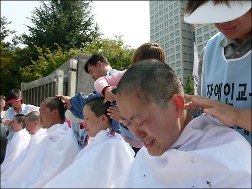 대전장애인학부모 6명은 27일 시교육청 정문에서 결의대회를 열고, 삭발을 하며 교육청의 성실교섭을 촉구했다. 